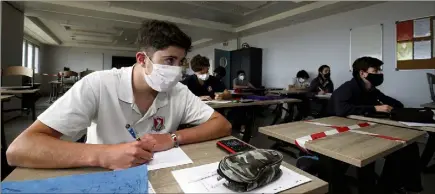  ??  ?? Le masque est obligatoir­e pour tous les élèves à l’heure de cette reprise de l’année scolaire entamée, hier, dans les lycées de la Principaut­é, comme ici au lycée privé FANB (François-d’Assise - Nicolas-Barré). (Photos Jean-François Ottonello)