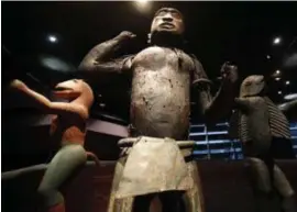  ??  ?? Drie kunstwerke­n uit Benin, te zien in het Musée du Quai Branly.