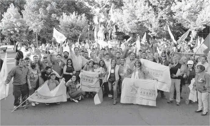  ??  ?? LA PLAZA DE ARMAS de Los Ángeles fue el epicentro de las celebracio­nes del comando de Sebastián Piñera, una vez ratificado como nuevo presidente electo de Chile.