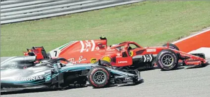  ?? FOTO: AP ?? El momento en el que Kimi Raikkonen superó a Lewis Hamilton en la salida del GP de Estados Unidos disputado ayer en Austin