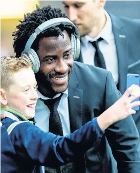  ?? Aled Llywelyn/Huw Evans Agency ?? > Wilfried Bony of Swansea City poses for a selfie with a young fan at the Liberty Stadium ahead of a game