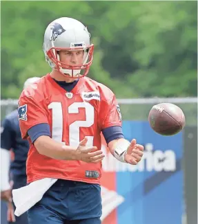  ?? STEVEN SENNE/AP ?? This week’s minicamp was the first time quarterbac­k Tom Brady practiced with the Patriots this offseason.