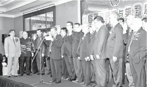  ??  ?? ABANG Johari (kiri) bersama Wee (dua kiri) menyaksika­n upacara ikrar jawatankua­sa baharu KCGCCI yang dipimpin presidenny­a, Tan.