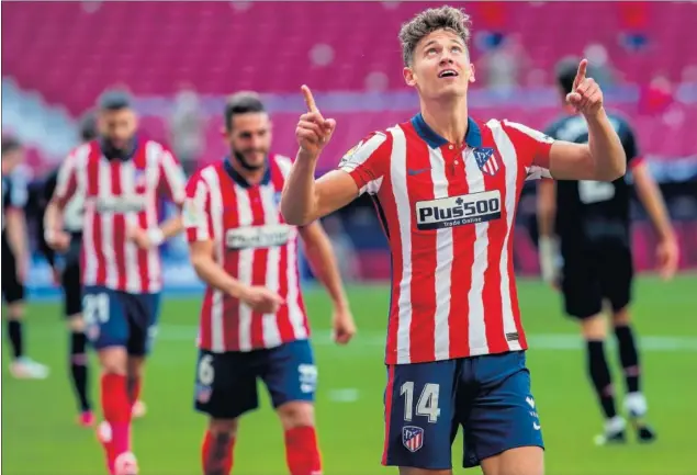  ??  ?? Marcos Llorente celebra uno de los dos goles que consiguió en la victoria contra el Eibar, demostrand­o haber evoluciona­do a todo un definidor en el área.