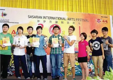  ??  ?? It is a proud moment for Sasaran winners from The One Academy. They are (from left) Ho, Chuah, Low and Koh.