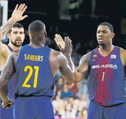  ?? FOTO: PEP MORATA ?? Moerman, Sanders y Seraphin celebran una jugada. El Barça necesita ganar al Fenerbahçe para ir hacia arriba