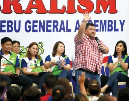  ?? SUNSTAR FOTO / ALEX BADAYOS ?? LOBBYING. Cooperativ­e Develoopme­nt Authority administra­tor Atty. Benjie Oliva speaks before politician­s in Visayas and Mindanao during the second general assembly of the Cebu Movement for Federalism in the City of Naga.