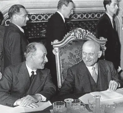  ?? Společného evropského domu nemohli tušit, kdy nadejde čas opravovat jeho střechu. Jean Monnet (vlevo) a Robert Schuman si 20. června 1950 povídají během konference o tzv. Schumanově plánu, který se stal základem pro integraci kontinentu. FOTO PROFIMEDIA ?? Otcové zakladatel­é