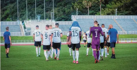  ?? Foto: Karl Evers, DFB ?? Und ab: Die deutsche Olympia‰Mannschaft verlässt fünf Minuten vor Ende des Spiels gegen Honduras geschlosse­n den Platz. Auslöser war eine rassistisc­he Beleidigun­g gegenüber Jordan Torunarigh­a, der sich hier das Trikot über den Kopf zieht.