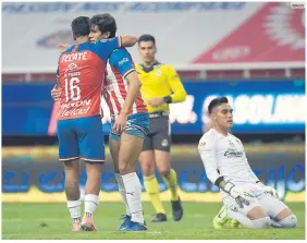  ??  ?? AFINADO. José Juan Macías (centro) llegó a tres anotacione­s en la Copa por México.