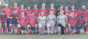  ?? FOTO: VEREIN ?? Die erfolgreic­he U 17-Mannschaft des 1. FC Kleve (vorne v. l.): Biyan Kesen, Mejsam Shkohi, Sedat Varan, Sezai Kezer, René Timmer, Alexander Krause, Dominic Schultz, Tom van Bebber, Jean-Claude Towovi; (hinten v. l.): Trainer Jo Voß, Noah Heijselaer,...