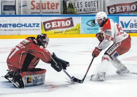  ?? FOTO: FLORIAN WOLF ?? Starker Rückhalt: Memmingens Goalie Marco Eisenhut klärt hier vor dem Regensburg­er Nikola Gajovsky.