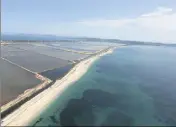  ??  ?? Les zones du littoral les plus plates comme le tombolo de Giens à Hyères (en photo) ou l’isthme des Sablettes seront plus vulnérable­s face à la hausse du niveau de la mer. (Photo Laurent Martinat)