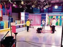  ?? ?? EQUIPO. Una gran producción y equipo de escenógraf­os fueron los encargados de realizar este formato que se filma en el mismo estudio de televisión que el programa “Algo Contigo”, también conducido por Carballo.