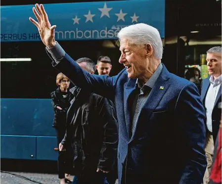  ?? FOTO MAFRA – M. SVÁČEK ?? Po 30 letech v Redutě.
Bývalý americký prezident Bill Clinton si přišel do hudebního klubu poslechnou­t oblíbený jazz.