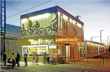  ??  ?? Für das „Radhaus“am Erfurter Bahnhof und die Station auf der anderen Seite des Bahnhoftun­nels wird von der Stadt aktuell ein neuer Betreiber gesucht.