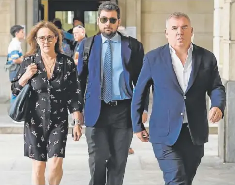  ?? // EP / EDUARDO BRIONES ?? El actual presidente del Cádiz CF, Manuel Vizcaíno (en primer plano), entrando en la Audiencia