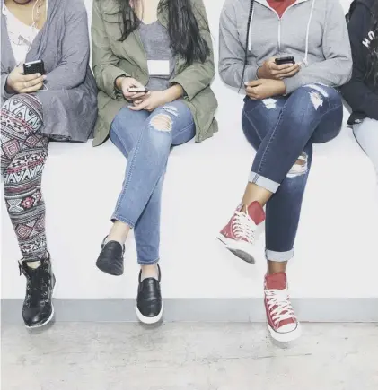  ??  ?? 0 Teenagers are less likely to spend time with friends since the spread of the smartphone it has been found
