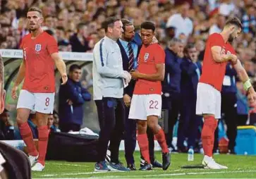  ??  ?? SOUTHGATE (dua dari kiri) memperkata­kan sesuatu kepada pemainnya.