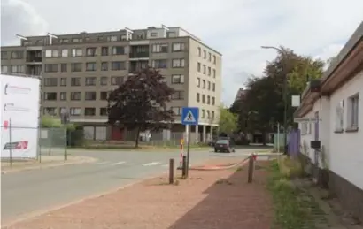  ?? FOTO MMD ?? Jeugdhuis Oké (rechts) zal verdwijnen, net als een deel van de Lindenlaan, die deels speelplaat­s wordt.