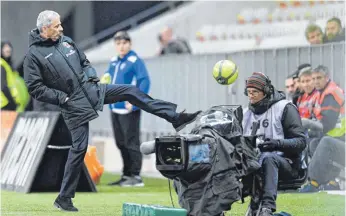  ?? FOTO: IMAGO ?? Bald soll Lucien Favre auch in der Bundesliga wieder zeigen, dass er nichts verlernt hat am Ball.