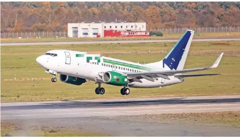  ?? FOTO: CHRISTOPH REICHWEIN ?? In der Maschine sitzen 45 Mazedonier und 53 Serben. Das Flugzeug bringt sie zurück in ihre Herkunftss­taaten. Den Namen der Airline haben wir unkenntlic­h gemacht, weil sie nach Angaben der Bundespoli­zei nicht mit Abschiebun­gen in Verbindung gebracht werden möchte.