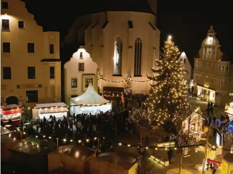  ?? Foto: Erika Langone (Archiv) ?? Die Höchstädte­r Wirtschaft­svereinigu­ng hat sich endgültig entschloss­en, den Weihnachts­markt in diesem Jahr abzusagen. Die vergangene­n Male waren die Buden rund um den Marktplatz bei der Stadtpfarr­kirche aufgebaut.