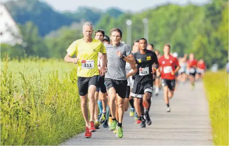  ?? FOTO: VOLKER STROHMAIER ?? Insgesamt 166 Sportler – 34 mehr als im Vorjahr – sind im Hauptlauf des Fürstenwal­dlaufs an den Start gegangen.