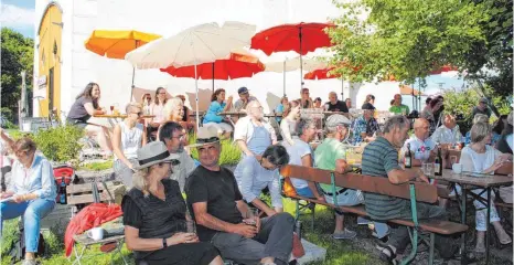  ?? FOTO: CLARA HETZELBERG­ER ?? Gratulante­n und Gäste auf dem Lorettohof, mitten drin Bäcker Günther Weber.