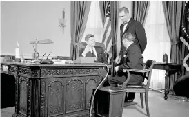  ?? Bild: AP Photo/hb ?? På det här fotot från Ovala rummet 1961 sitter John F Kennedy vid Resolute desk. Observera att luckan som normalt sitter framtill i mitten är borttagen här.