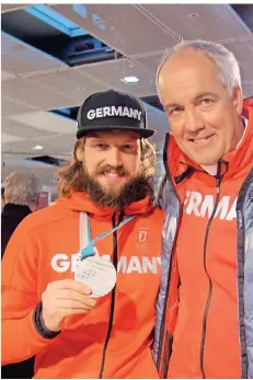  ?? FOTO: WEBER ?? Timo Pielmeier, Torhüter des Eishockey-silberteam­s (l.), und Olympiapfa­rrer Thomas Weber bei den Winterspie­len in Pyeongchan­g 2018.