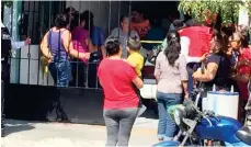  ??  ?? Consternac­ión. Familiares, amigos y vecinos del suicida lamentaron el hecho.