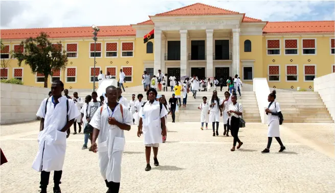  ?? KINDALA MANUEL| JAIMAGEM ?? Alunos do Magistério Mutu ya Kevela têm melhores condições. Escola foi reinaugura­da ontem pelo Presidente da República