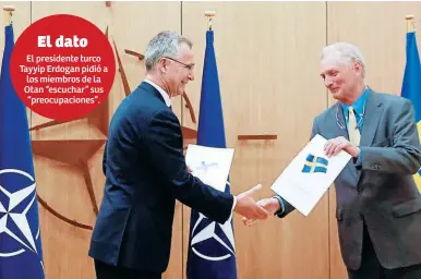  ?? ?? HISTÓRICO. El secretario de la Otan, Jens Stoltenber­g, con el embajador de Suecia ante este ente, Axel Wernhoff, en la ceremonia para pedir la solicitud de ingreso de Suecia y Finlandia en Bruselas.