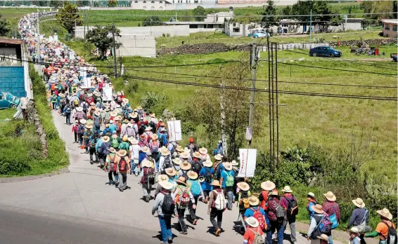  ?? LUIS CAMACHO ?? De varios municipios del estado de México ya salieron los peregrinos devotos a la virgen de Guadalupa/FOTOS: