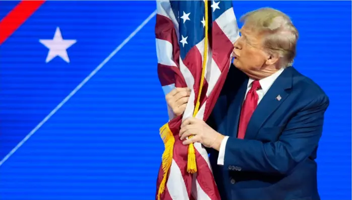  ?? ALEX BRANDON, AP/NTB ?? Det er lørdag 24. februar 2024. Donald Trump kysser et flagg.