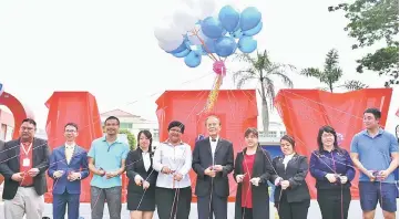  ??  ?? Tiong (sixth left), Andrew (third left), Nurul Huda (fifth left) and others jointly releasing balloons as a symbolic gesture during the launch of JCI Sibu’s ‘Lock The Love Project’.