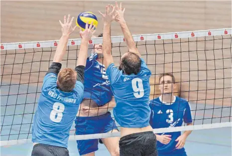  ?? FOTO: PETER SCHLIPF ?? Tobias Stegmaier von der SG MADS Ostalb (rechts im Bild, die Nummer drei) möchte mit seiner Mannschaft unbedingt die Meistersch­aft in der Regionalli­ga feiern. Ob der Aufstieg tatsächlic­h realisiert würde, glaubt der junge Athlet nicht.