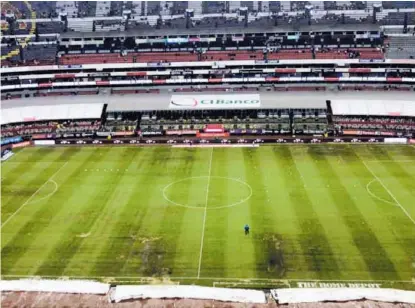  ?? CORTESÍA EL UNIVERSAL ?? Así quedó la cancha del Azteca luego del partido jugado entre el América y Monterrey. El césped fue colocado por el costarrice­nse Enio Cubillo y su empresa.