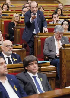  ??  ?? LLUIS GENE | AFP Carles Puigdemont pediu aos catalães para resistirem