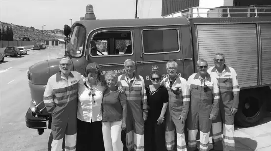  ?? Foto: Privat ?? Das Archiv-Bild zeigt die Mannschaft der Freiwillig­en Feuerwehr und ihr Löschfahrz­eug.
