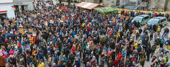  ?? Fotos: Josef Heckl ?? Tausende Menschen kamen am Sonntagnac­hmittag zur Demo für Demokratie und Vielfalt nach Nördlingen.