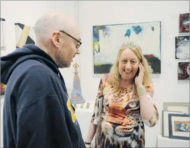  ?? PHOTOS: STUART DAVIS/ PNG ?? Andrea Carr speaks with fellow comedian David Granirer before she performs standup comedy at Gallery Gachet.