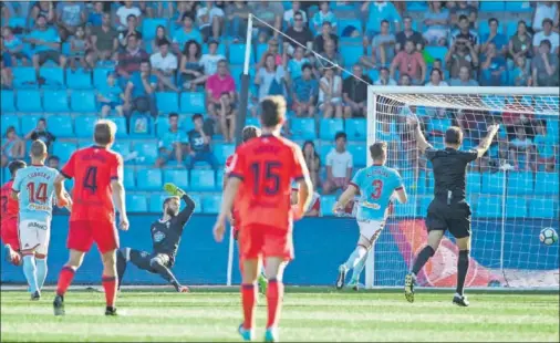  ??  ?? JUANMI NO FALLÓ. El segundo tanto de la Real Sociedad llegó tras una gran jugada colectiva que Juanmi definió con calidad ante Sergio.