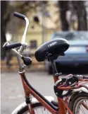  ?? FOTO: HBL-ARKIV/
THEO SKOGBERG ?? Låt cykeln stå parkerad om du är alkoholpåv­erkad. Den så kalllade styrstångs­fyllan är straffbar och inte bara en risk för cyklisten själv utan även för alla andra som rör sig i trafiken.
