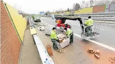  ?? BILD: TORSTEN VON REEKEN ?? Finale: Die Brücke der A 293 über der Alexanders­traße wird bald wieder für den Verkehr freigegebe­n.