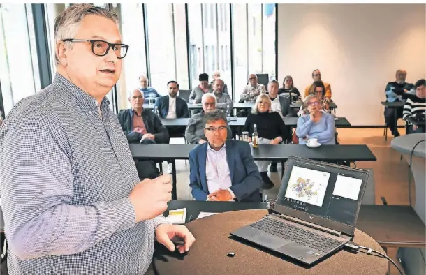  ?? FOTO: MARKUS WEISSENFEL­S ?? Stadtwerke Geschäftsf­ührer Josef Kremer war Gastredner bei der Premiere von „90 Minuten CDU“in Dinslaken.