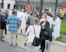  ??  ?? Unis pour sauver l’hôpital, les hôpitaux.