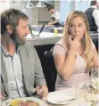  ?? FOTO: DPA ?? Renee (Amy Schumer) vergisst nach ihrem Knockout ihre Rundungen und genießt das Essen mit ihrer neunen Flamme Ethan ( Rory Scovel).