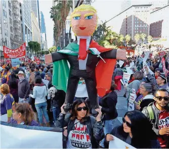  ?? FOTO: NELSON/DPA ?? Für diese Demonstran­ten ist Donald Trump nur eine Witzfigur.